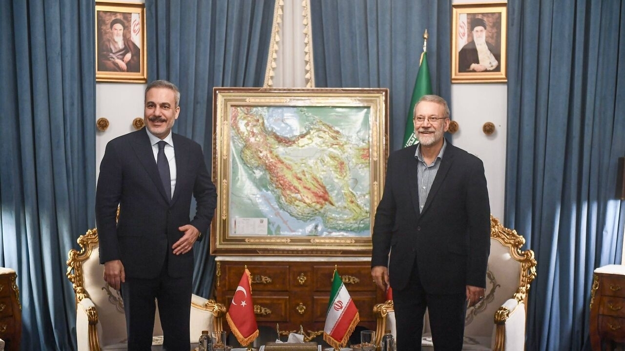 وزیر امور خارجه ترکیه با علی لاریجانی دیدار و گفتوگو کرد