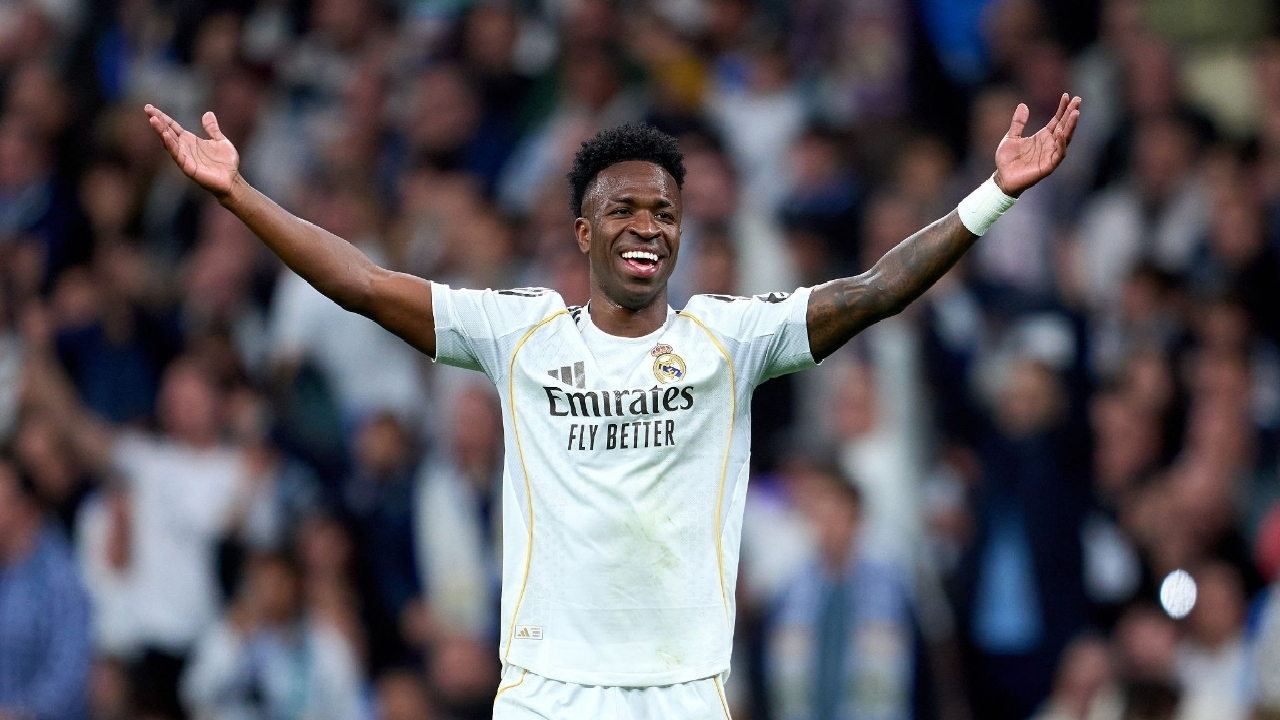 خلق لحظاتی زیبا در فوتبال توسط استاد گل‌های دشوار + فیلم