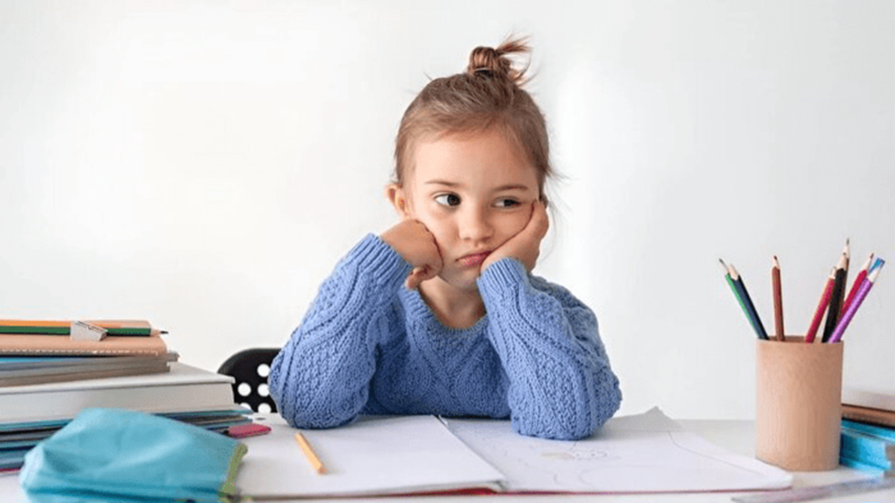 چگونه کودک غرق در بازی را پای درس بنشانیم؟