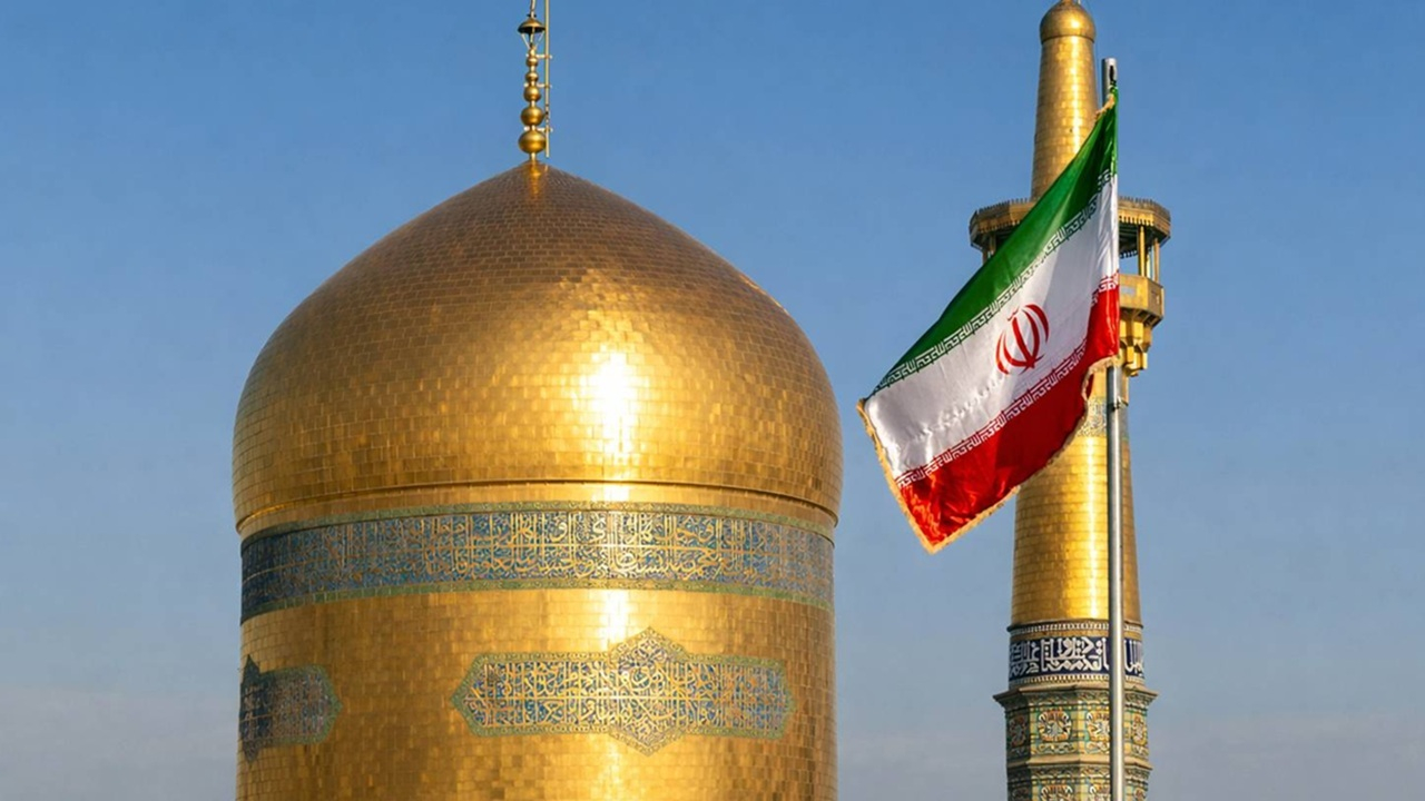 نصب پرچم ایران در صحن‌های حرم مطهر رضوی + فیلم