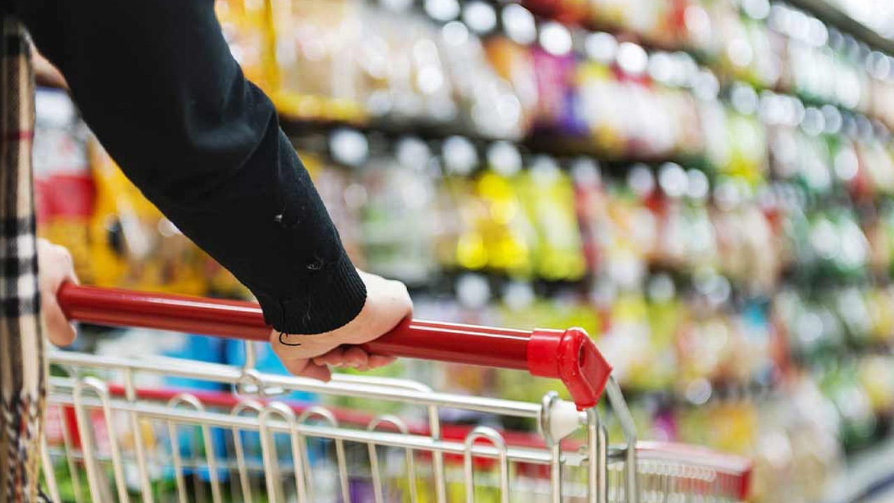 نقش موثر فروشگاه‌های زنجیره‌ای در تامین کالاهای اساسی/ در جنگ اقتصادی قرار داریم