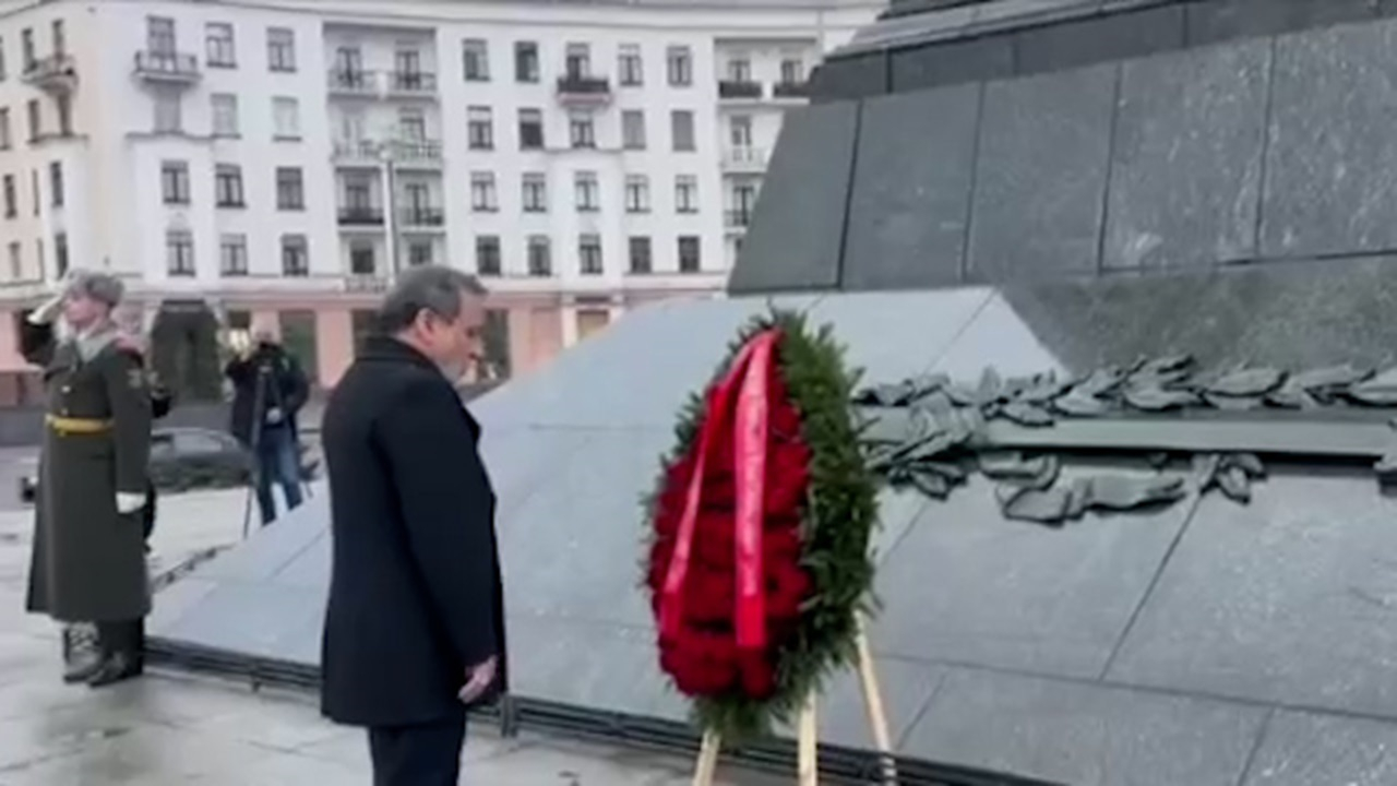 حضور عراقچی در محل یادمان پیروزی در مینسک + فیلم