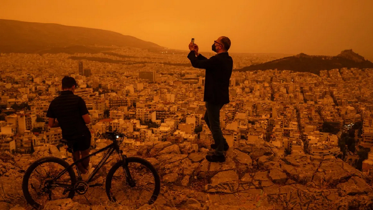 پایتخت یونان در میانه طوفان گرد و غبار به رنگ نارنجی درآمد + تصاویر
