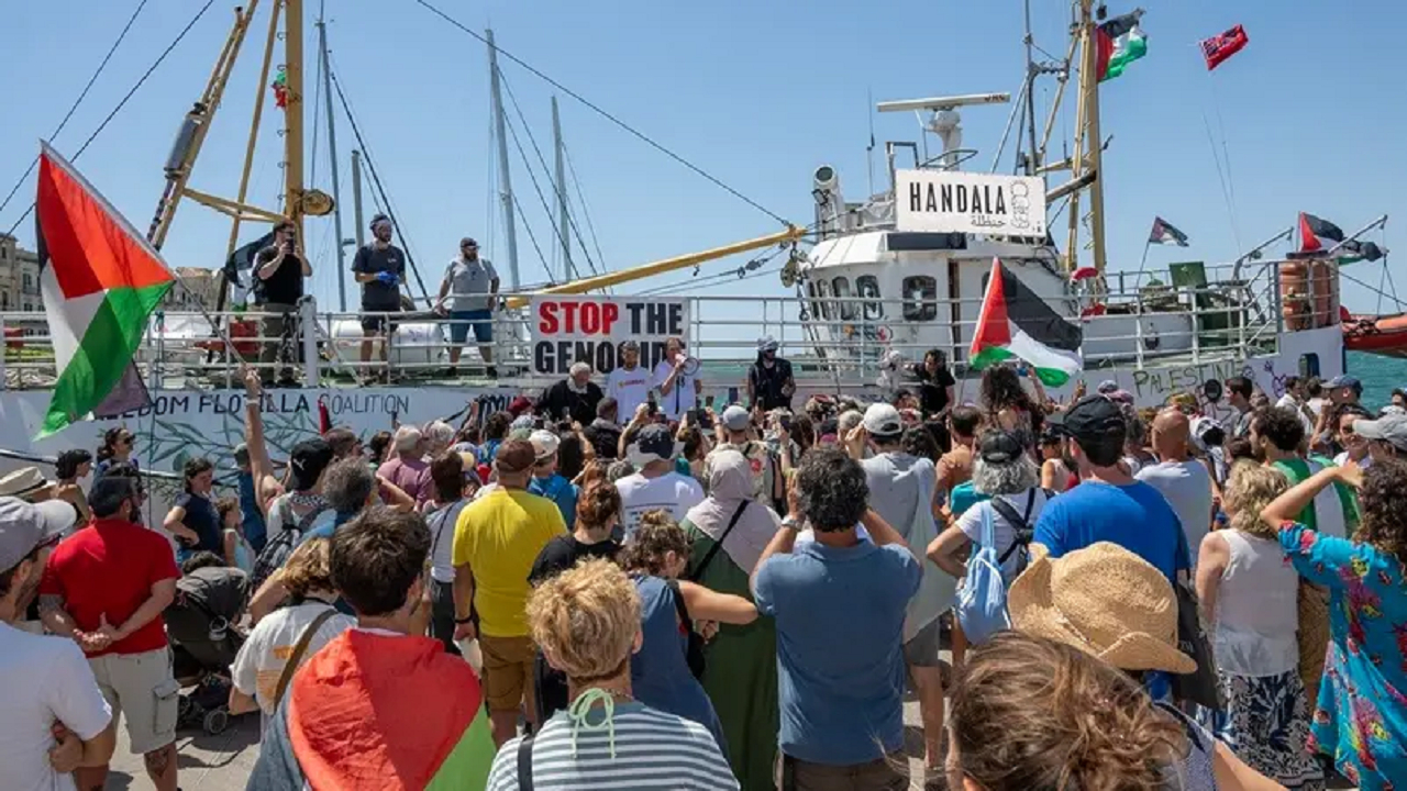 کشتی فعالان فلسطینی به بندر اشدود اسرائیل منتقل شد