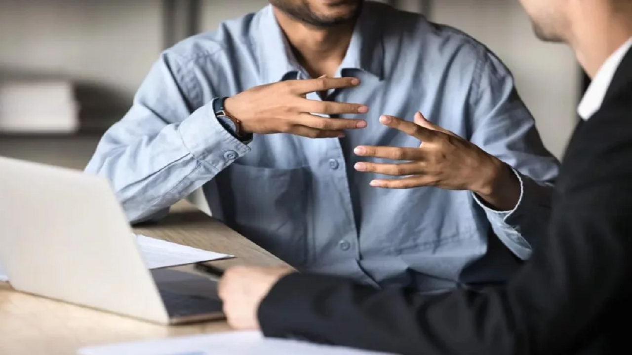 حرکت مناسب دستها حین گفتگو اثرگذاری حرفها را بیشتر میکند