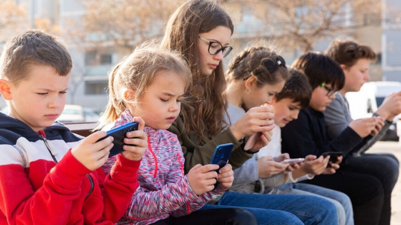 حکومتنظامی برای نوجوانان فرانسه در شبکههای اجتماعی