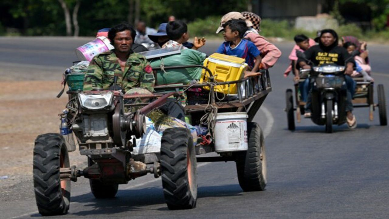 آوارگی نزدیک به نیم میلیون نفر از تایلندیها درپی درگیری با کامبوج