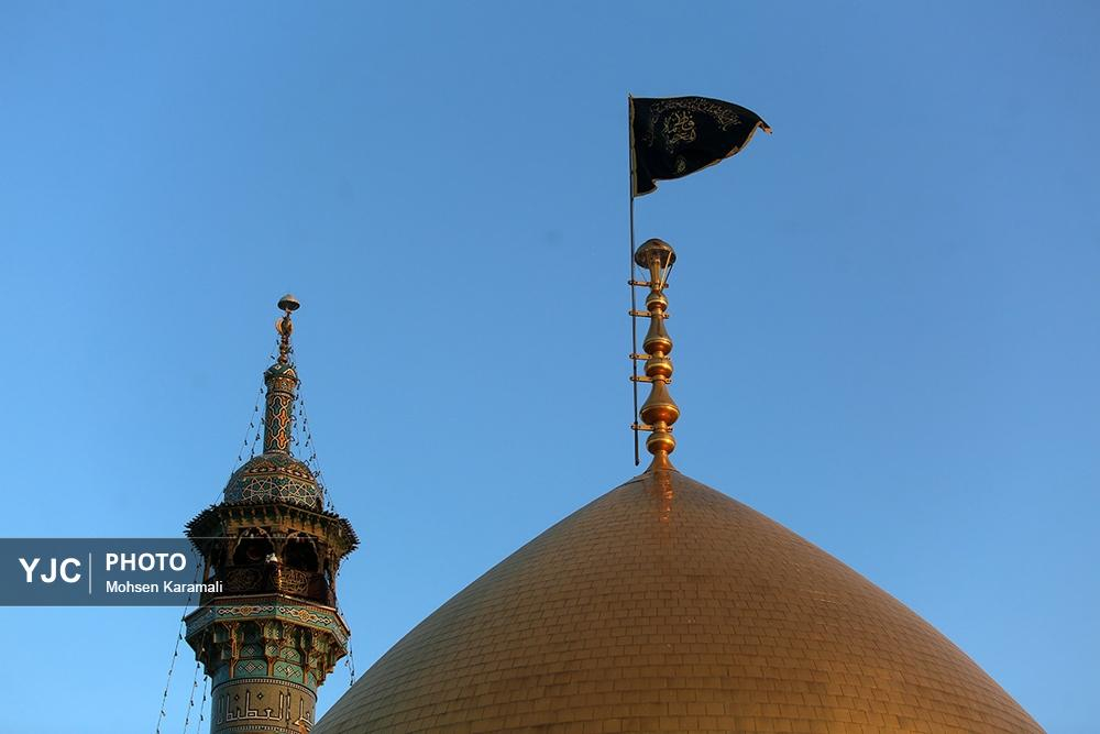 تعویض‌ پرچم‌گنبد حرم‌مطهر حضرت‌معصومه(س)