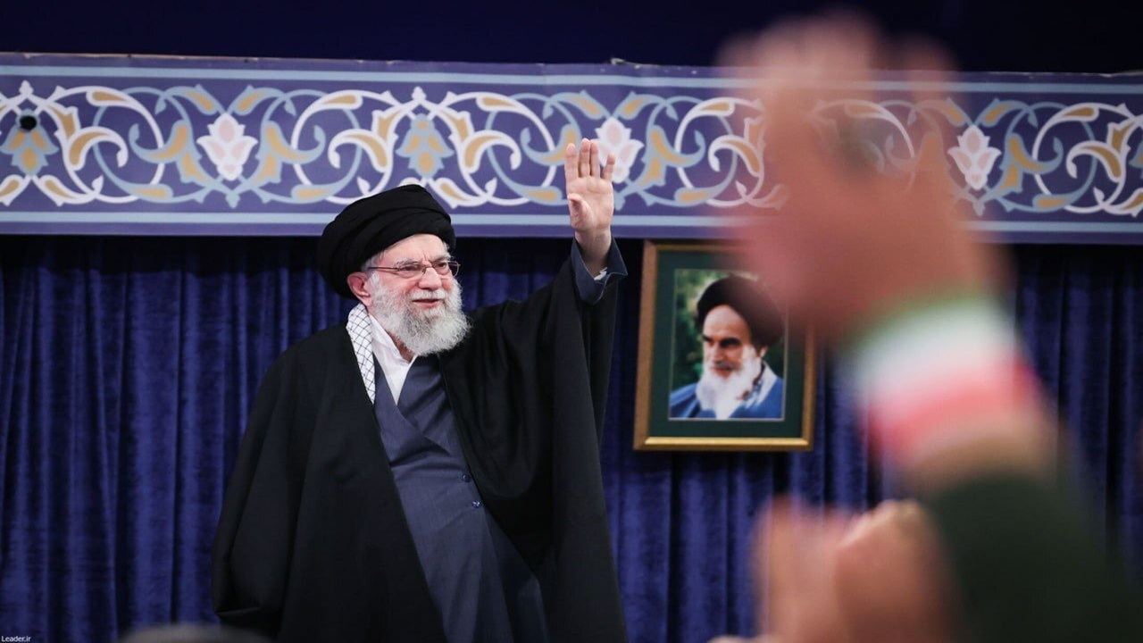 حاشیه‌ای از دیدار هزاران نفر از مردم آذربایجان شرقی با رهبر انقلاب + فیلم