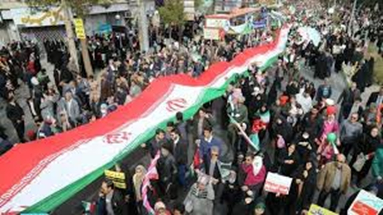 حضور مردم در راهپیمایی ۲۲ بهمن پاسخی قاطع به توطئه‌های دشمنان + فیلم