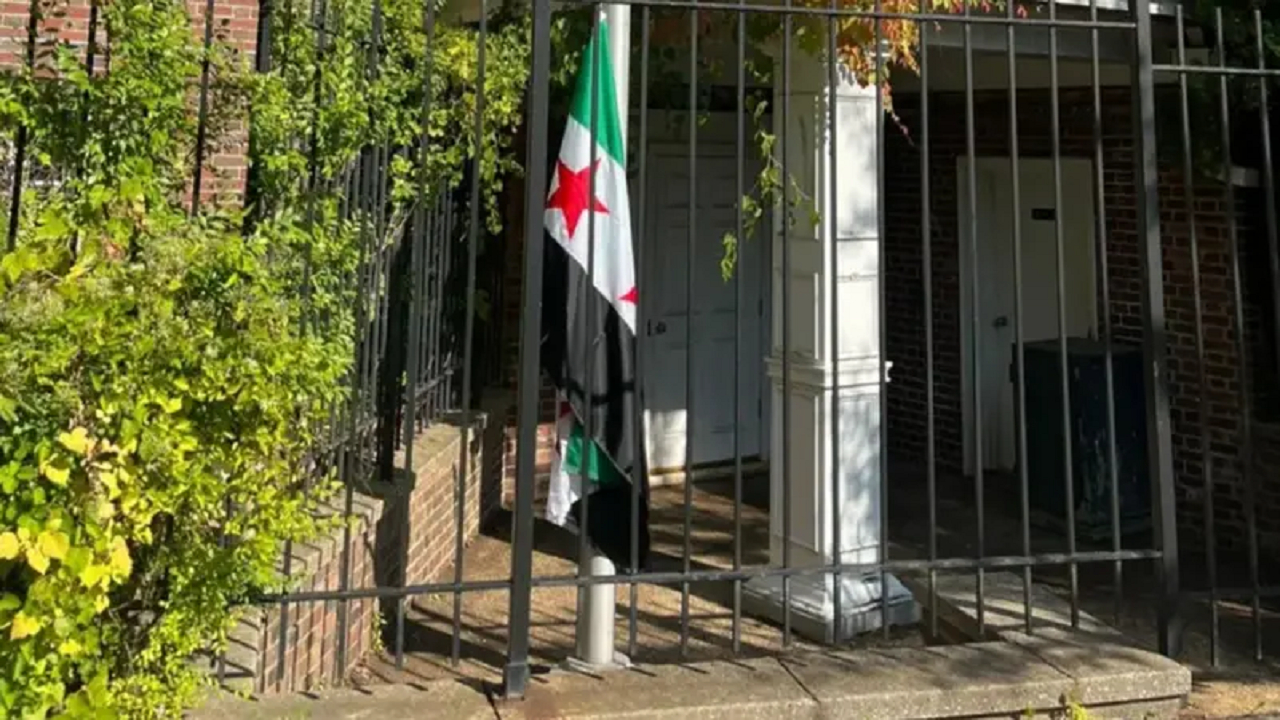 وزیر امور خارجه سوریه پرچم این کشور را بر فراز ساختمان سفارت در واشنگتن برافراشت