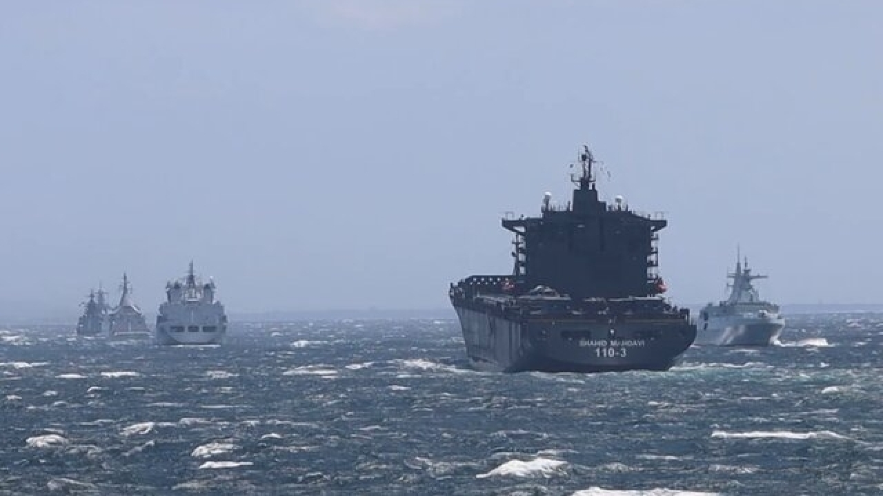 استقبال فرمانده نیروی دریایی سپاه از ناوگروه شهید مهدوی