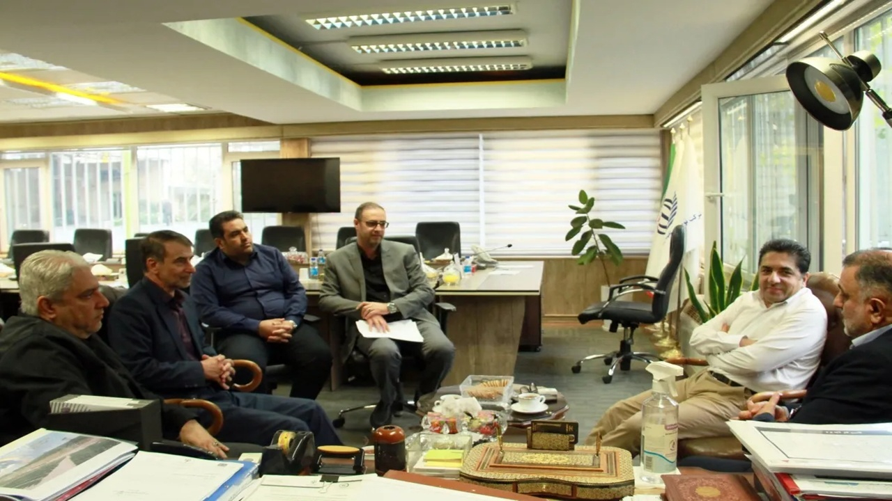 بررسی توسعه زیرساختهای ورزش زورخانهای و کشتی پهلوانی در مجموعه ورزشی آزادی