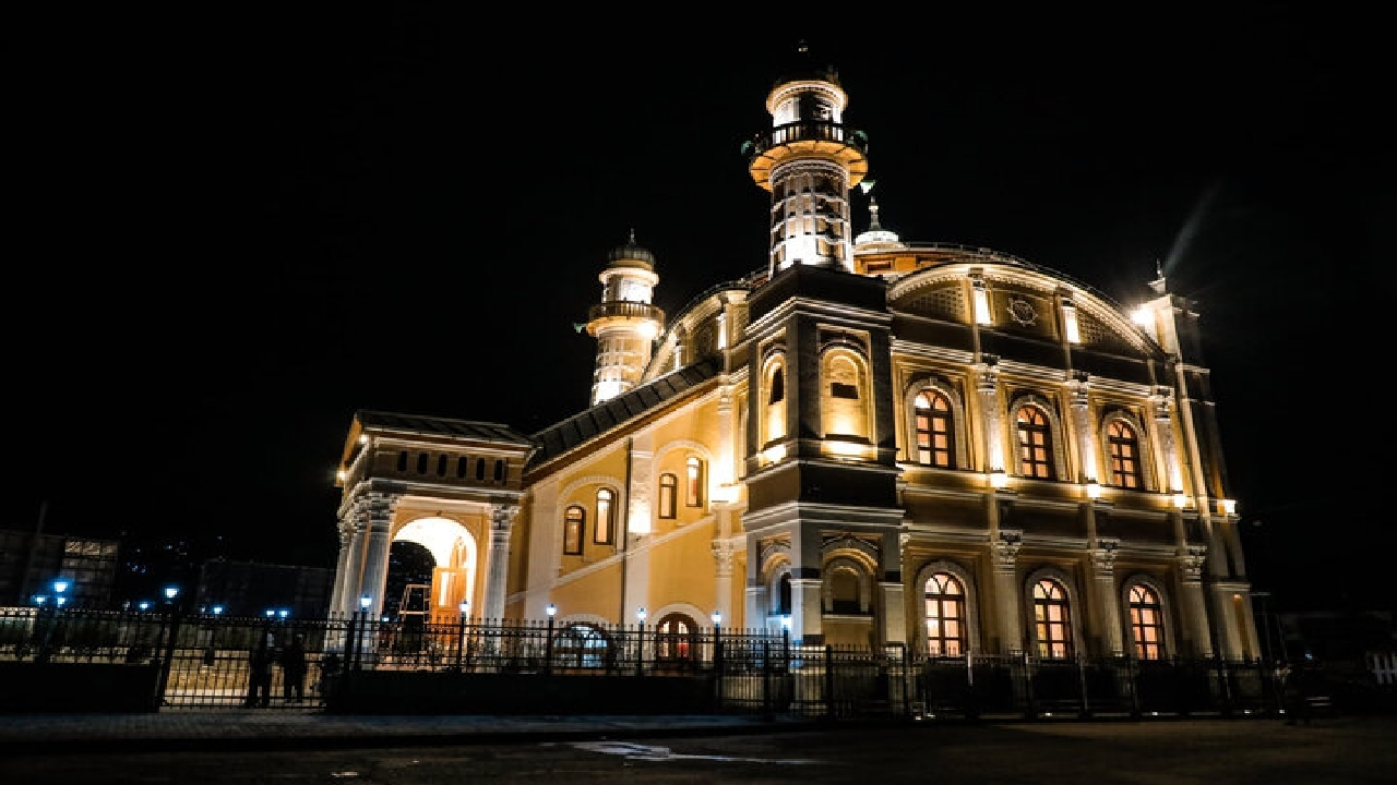 از شکوه مسجد کبود تا تاریخ مسجد شاه دوشمشیره؛ نگین فیروزهای مزارشریف