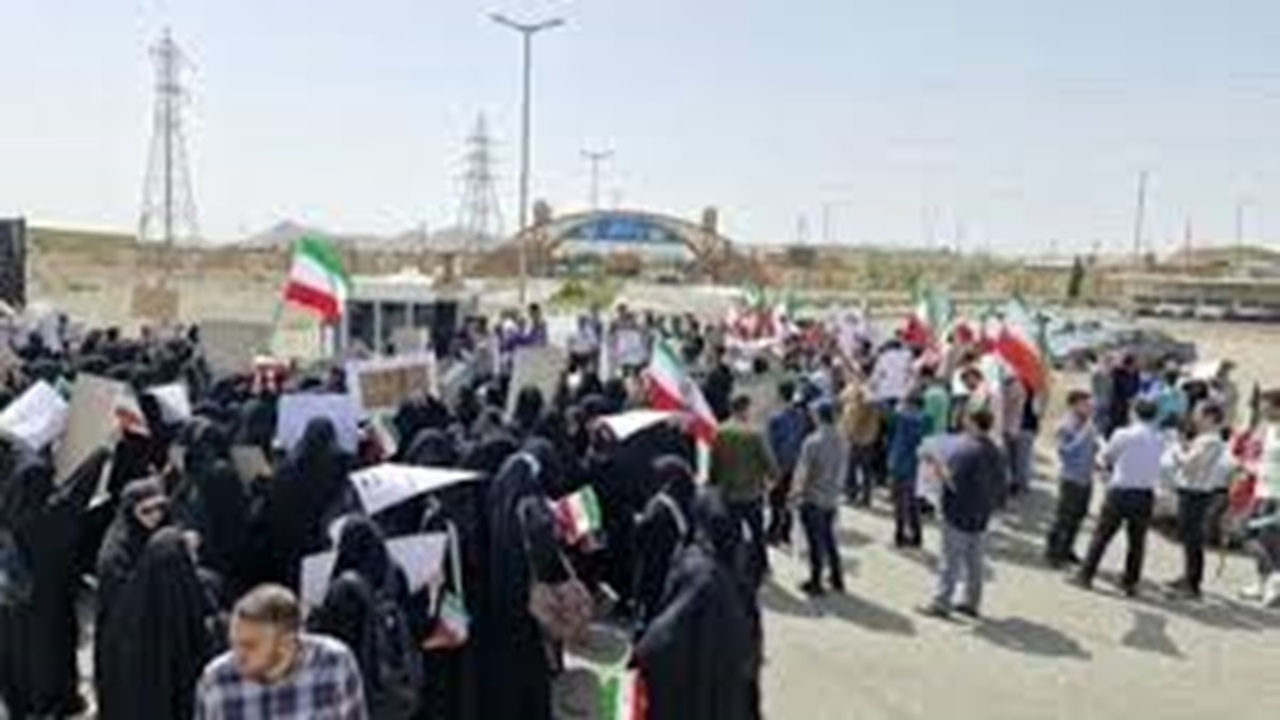 تجمع دانشجویان مقابل درب نیروگاه اتمی بوشهر + فیلم