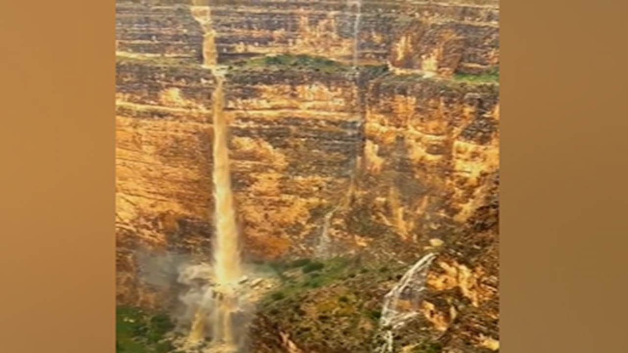 ایجاد آبشارهای فصلی در تنگه هایقر فیروزآباد + فیلم