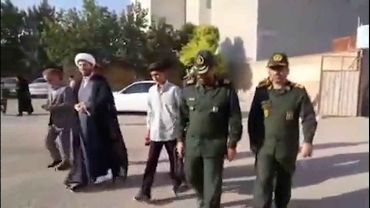 پدر نبود اما فرمانده تا مدرسه همراهش شد + فیلم
