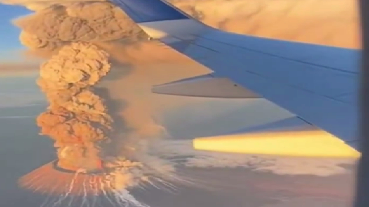 تصاویر زیبا از فوران یک آتشفشان