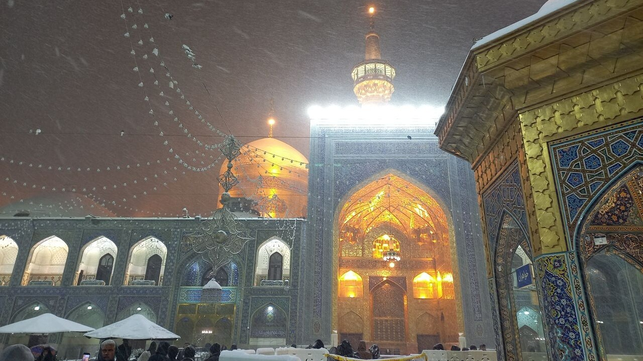 بارش برف در حرم مطهر رضوی + فیلم