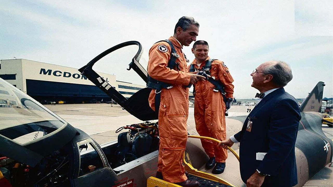 ولع تسلیحاتی محمدرضا پهلوی + فیلم