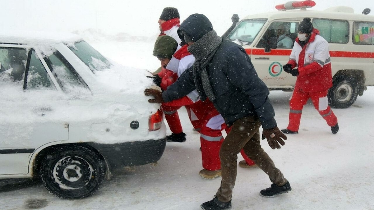 رهاسازی ۵۹۱ خودروی گرفتار در برف و سیلاب/ ۱۳ هزار نفر امدادرسانی شدند