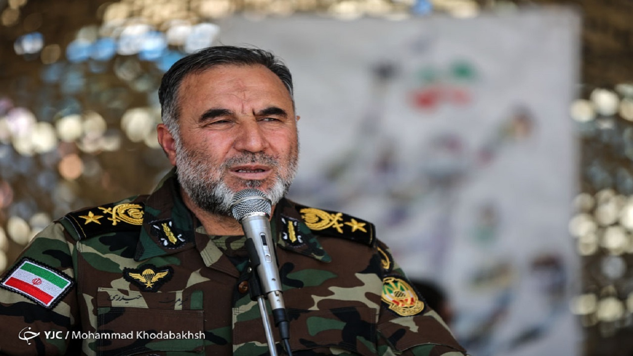 دستهایمان روی ماشه و آماده هستیم که طومار هر متجاوز را در هم بشکنیم