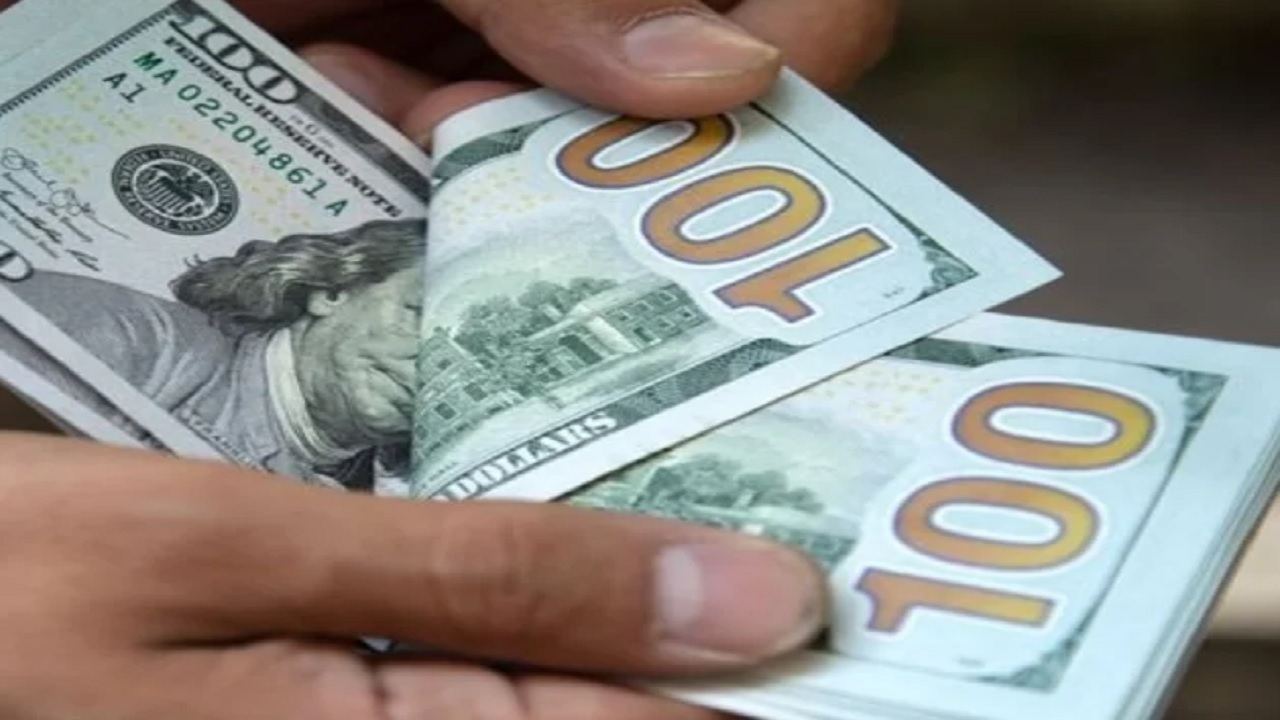 کاهش ارزش دلار در پی ابطال تعرفههای گمرکی ترامپ