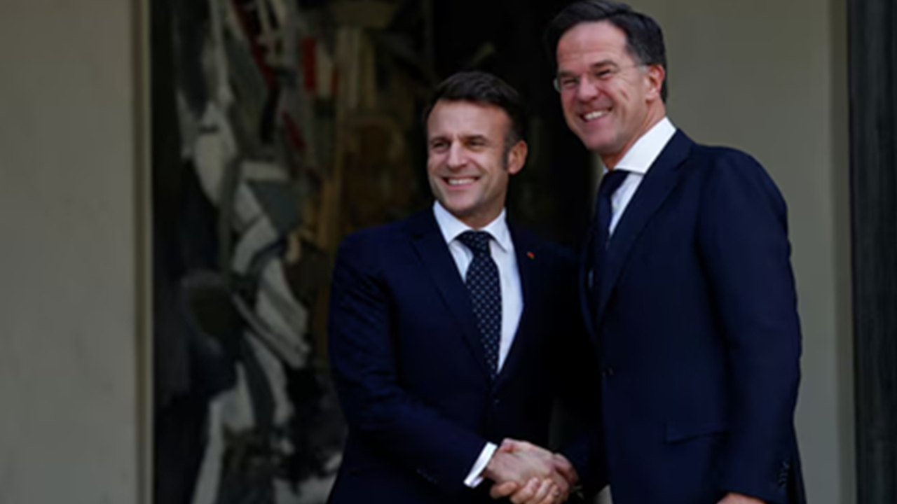 مکرون و دبیرکل ناتو درباره حمایت امنیتی از اوکراین گفت‌و‌گو کردند