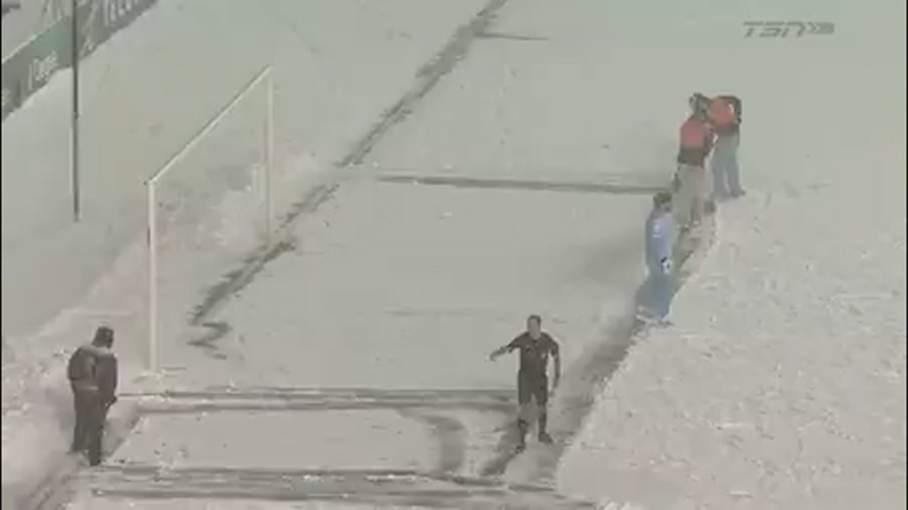 فینال فوتبال کانادا زیر کولاک و برف! + فیلم