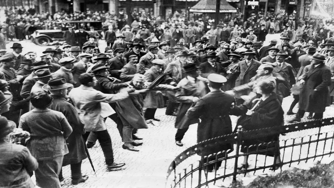 وقتی خشونت سیاسی، دموکراسی را از پا در میآورد: درسهای وایمار برای آمریکا