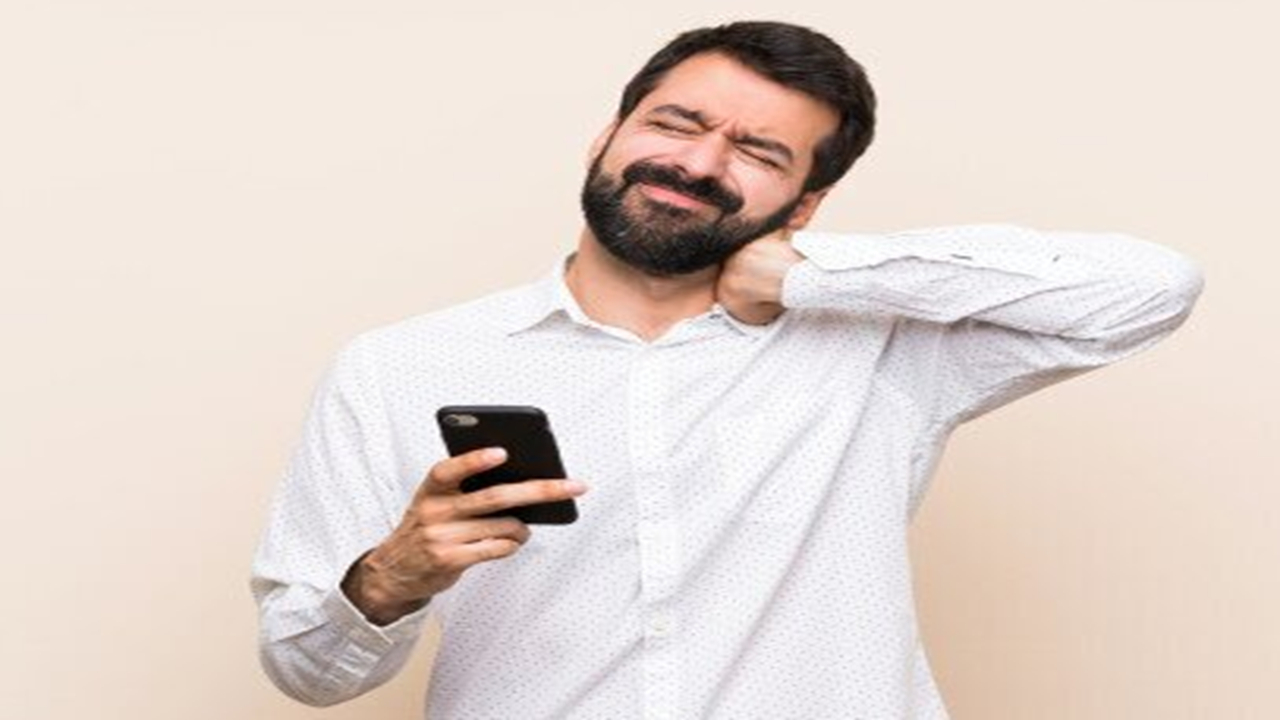 بلایی که «اپیدمی تلفن هوشمند» سر گردن و مچ می‌آورد