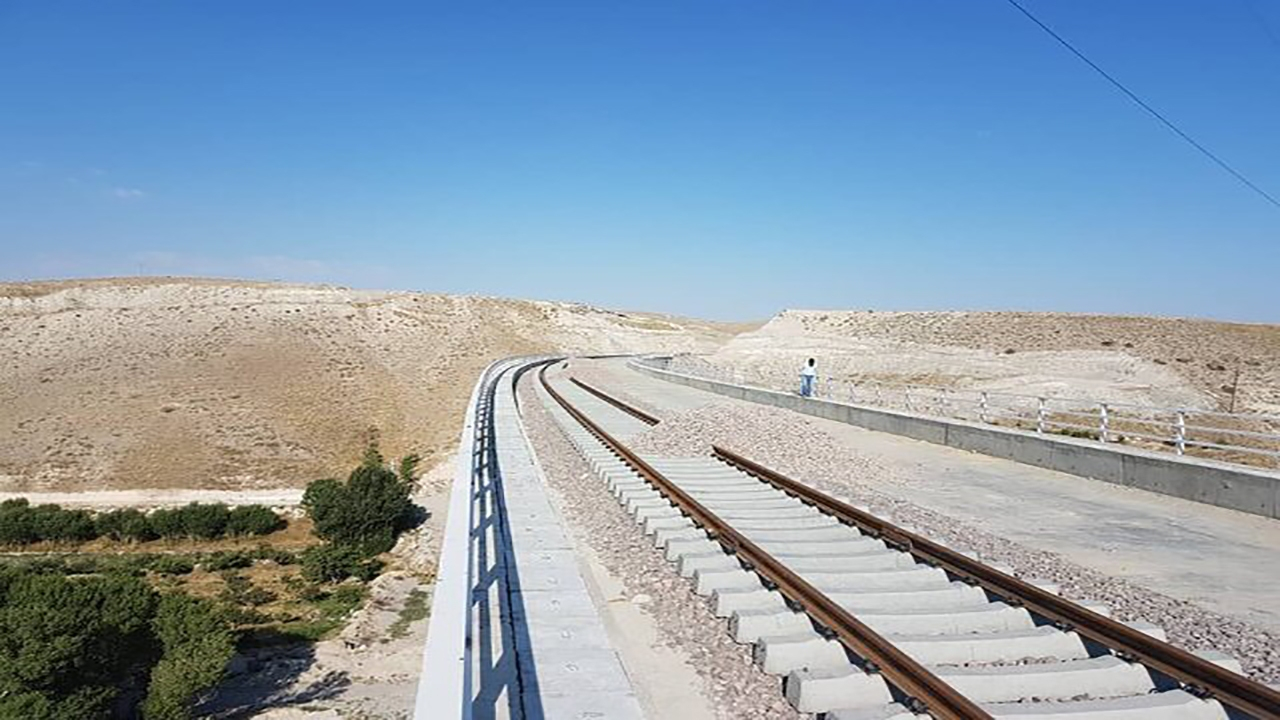 قطار میانه ـ اردبیل امسال به حرکت در میآید