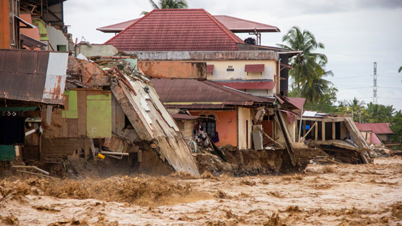 شمار قربانیان سیل اندونزی از ۳۰۰ نفر گذشت