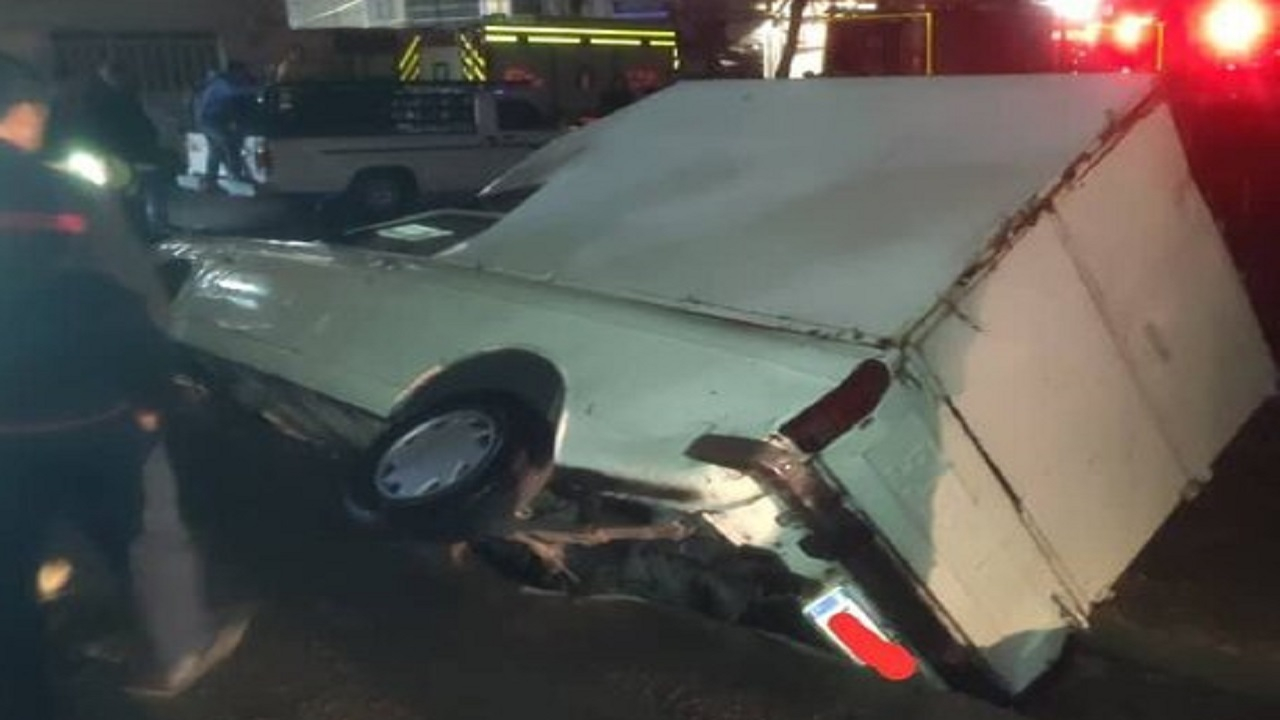 فرونشست زمین در شهرک ولیعصر سه خودرو را گرفتار کرد