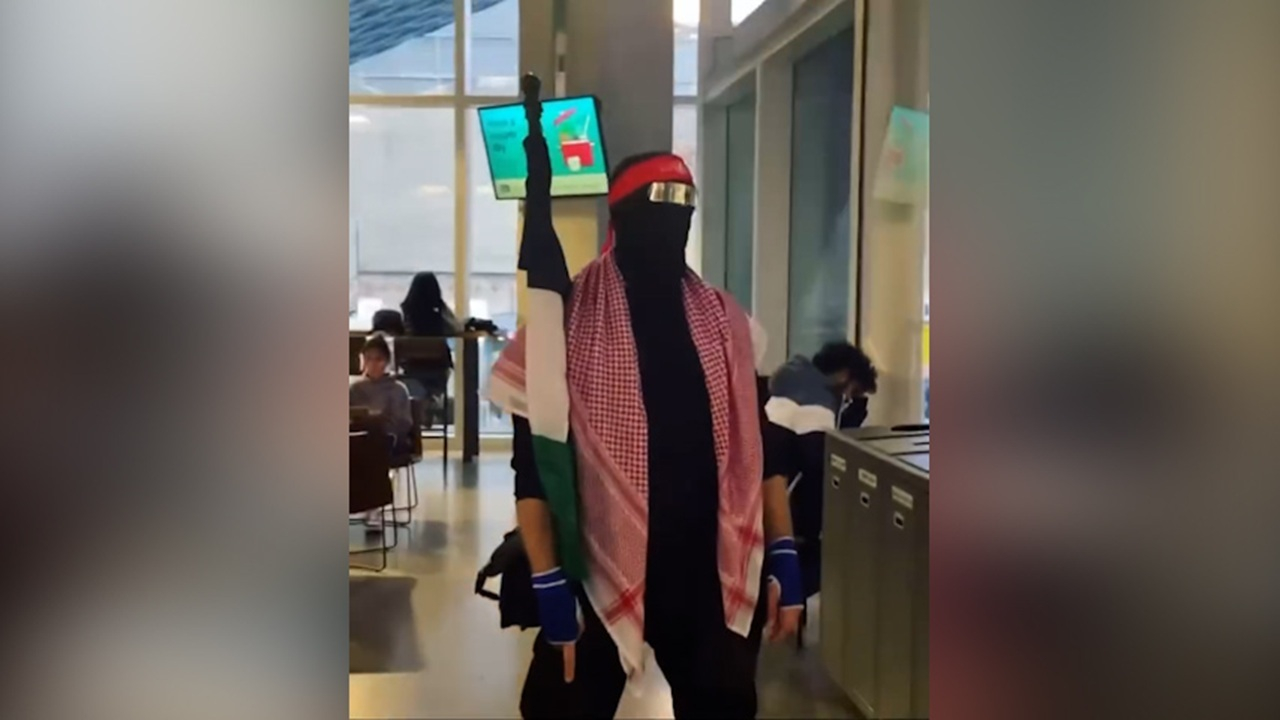 دانشجویان دانشگاه کانادایی در لباس مبارزان فلسطینی + فیلم