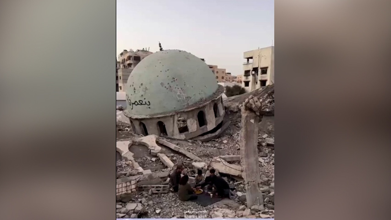 افطار نخستین روز رمضان در میان ویرانه‌های مسجدی در غزه + فیلم