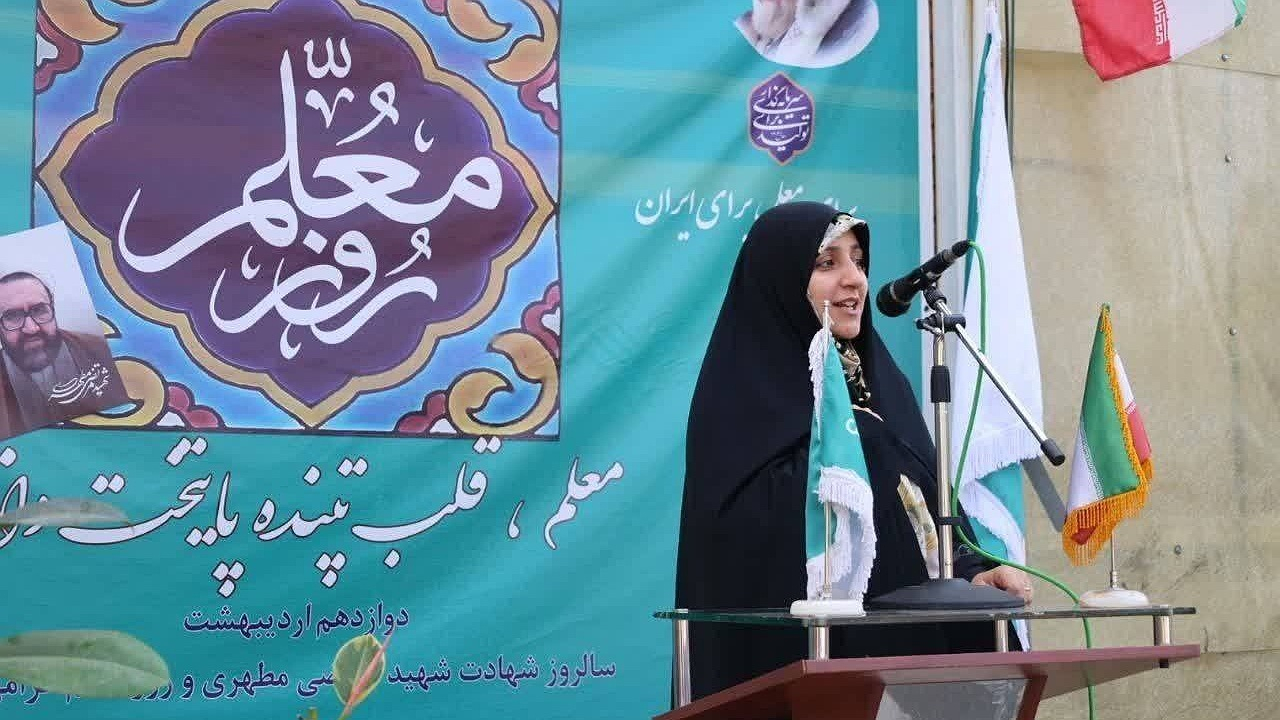 معلم پرورشدهنده ایمان، امید و اعتماد به نفس است