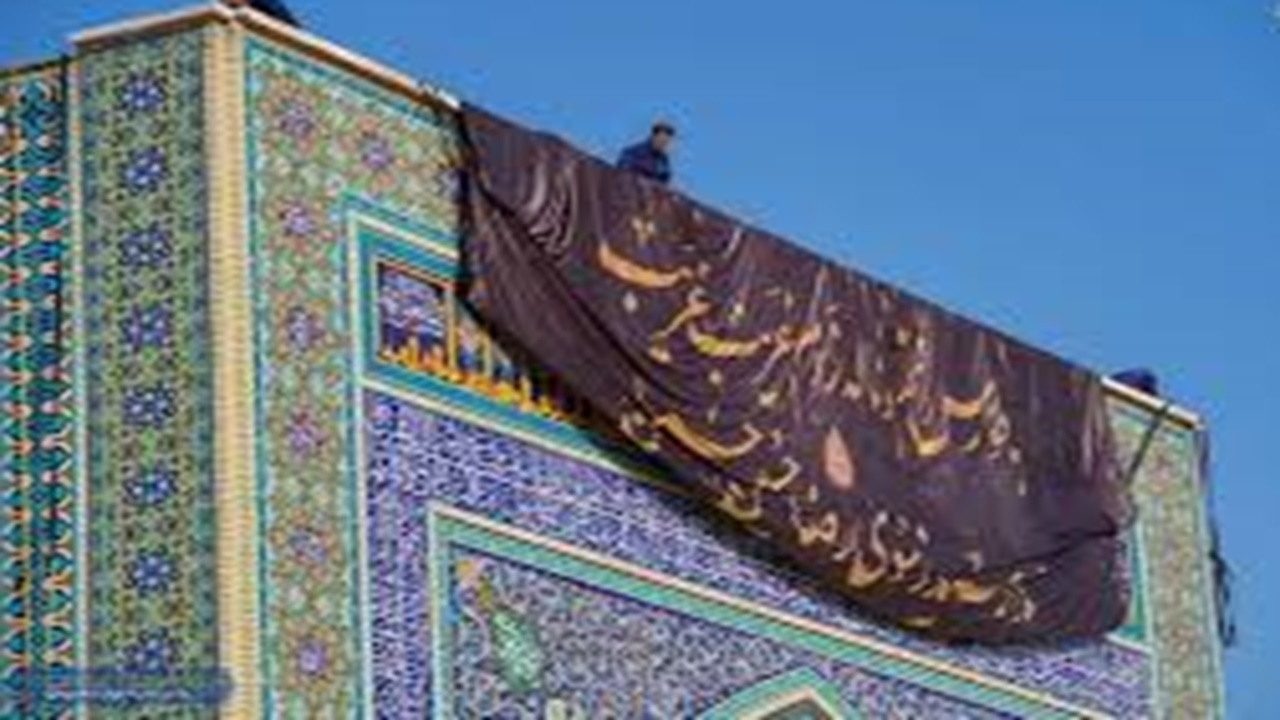 نصب کتیبه‌های شهادت امام رضا (ع) در حرم رضوی + فیلم