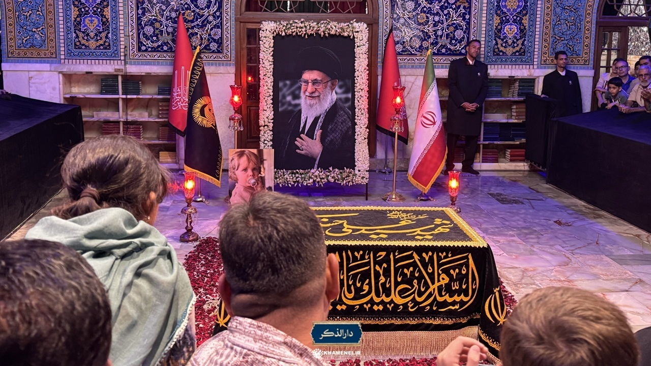 حال و هوای زیارت مزار نورانی رهبر شهید انقلاب در رواق دارالذکر + فیلم