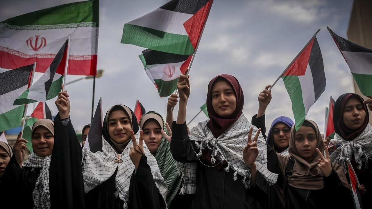 نوجوانان امروز و دیروز کشور همچنان در خط انقلاب + فیلم