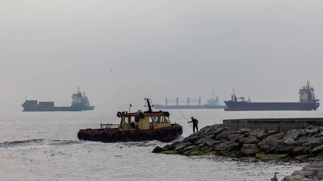 انفجار در نفتکش روسی در دریای سیاه؛ عملیات نجات برای ۲۵ خدمه آغاز شد