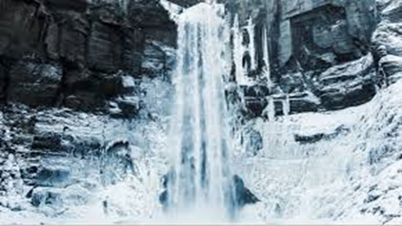 آبشاری از دل کوهستان‌های مشکین‌شهر + فیلم
