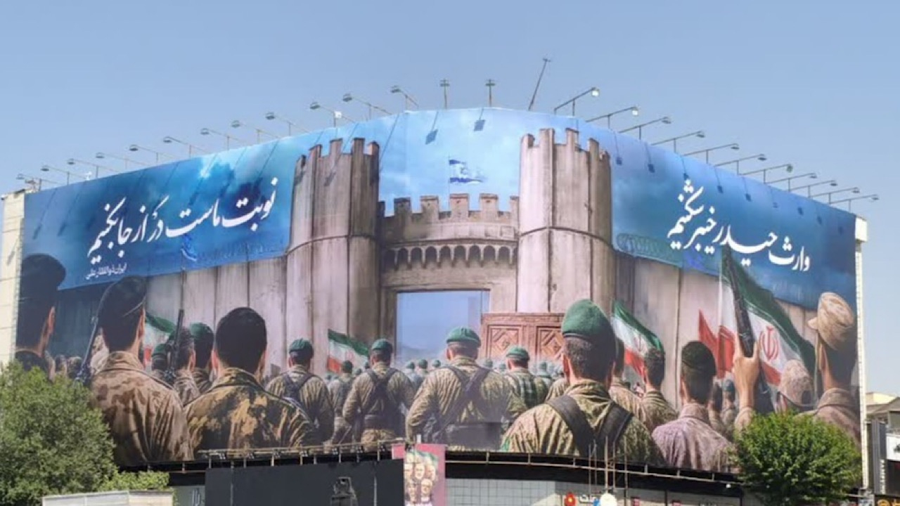 دیوارنگاره میدان انقلاب/ وارث حیدر خیبر شکنیم