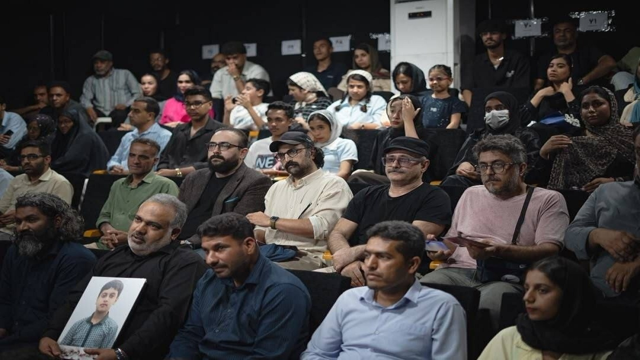 تجلیل از خانواده چهار شهید مینابی در آستانه اجرای نمایش «قبولی اسفند» 