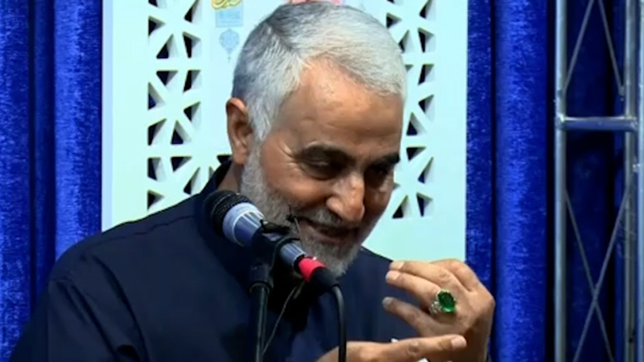 راز نگین انگشتری از جنس شیشه حرم امام رضا (ع) در دستان حاج قاسم سلیمانی + فیلم