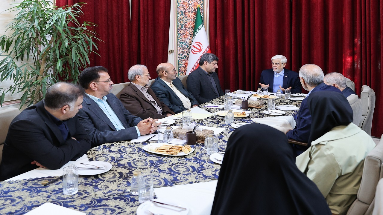 عارف: خودسوزی جوان اهوازی و خودکشی یک روزنامه‌نگار سیگنالی جدی برای جامعه و حاکمیت است