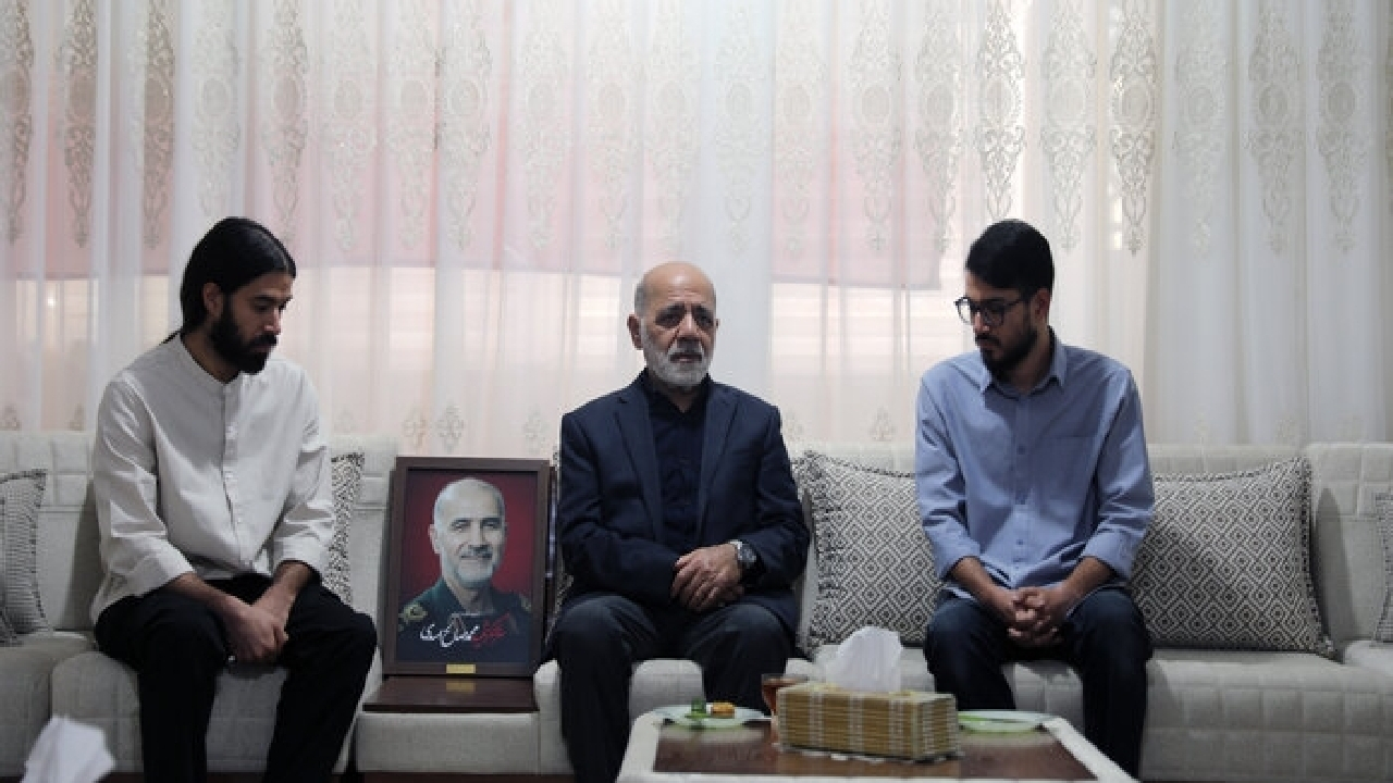 دیدار رئیس ستادکل نیروهای مسلح با خانواده شهید سرلشکر محمد صالح اسدی