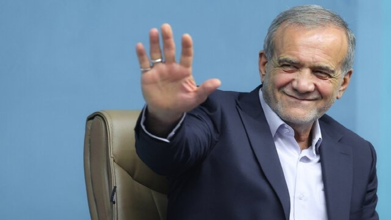 رئیس‌جمهور همراه با ملی‌پوشان فوتبال کشورمان پا به توپ شد