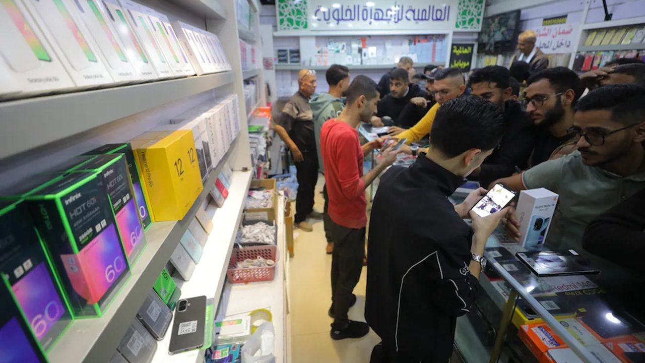 واکاوی ماجرای صفهای خرید آیفون ۱۷ در غزه + فیلم