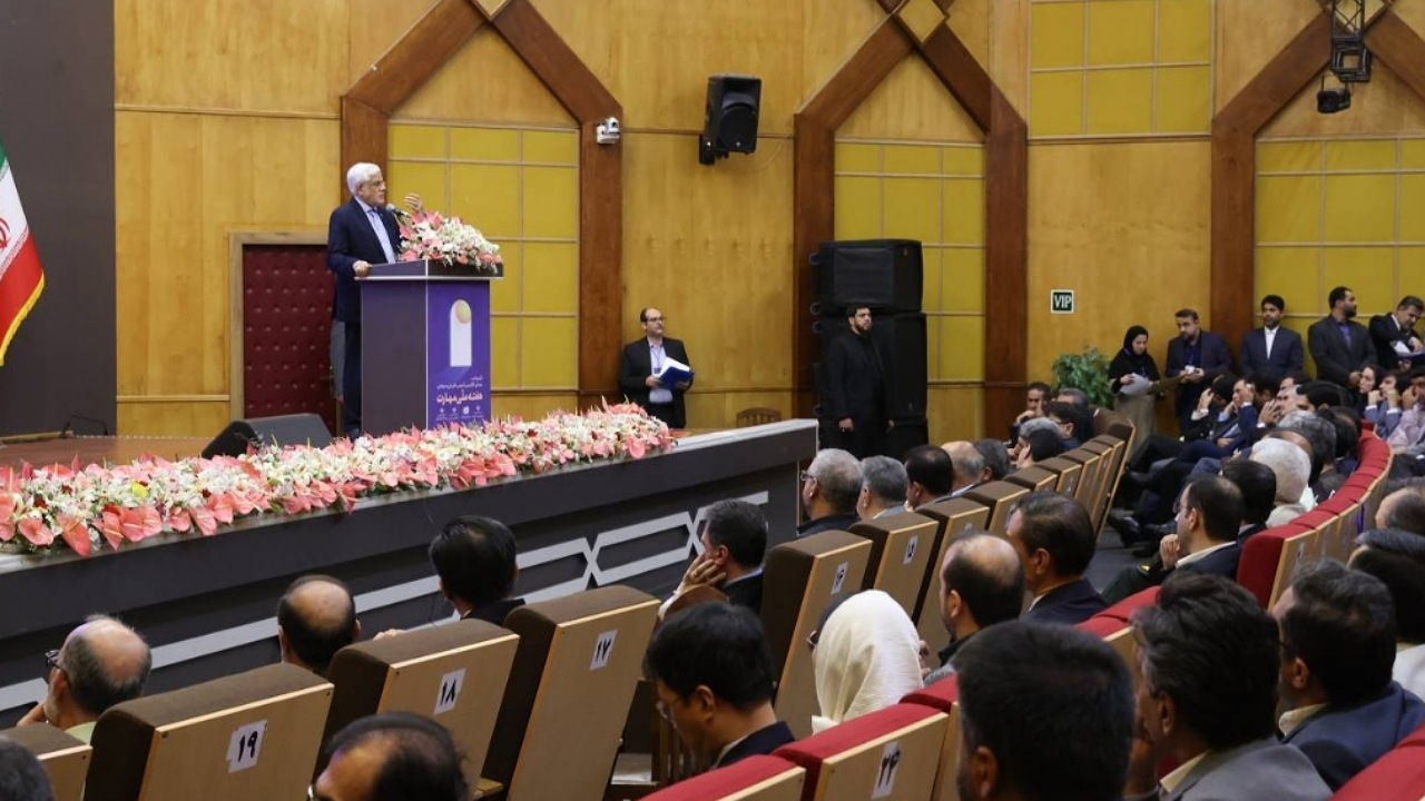 باید با نهادهای علمی جهان ارتباط تنگاتنگ داشته باشیم/ در حال گذار از صنعت وابسته به ملی هستیم